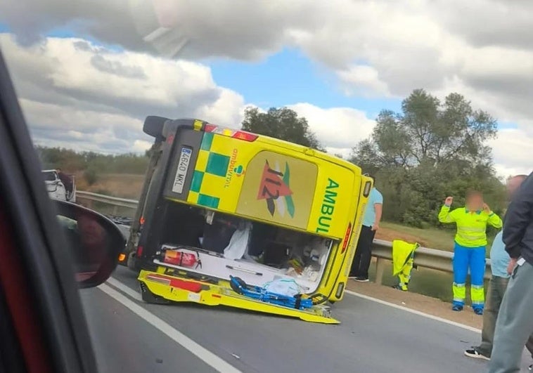 Una ambulancia medicalizada del Hospital de Zafra y un turismo implicados en un aparatoso accidente
